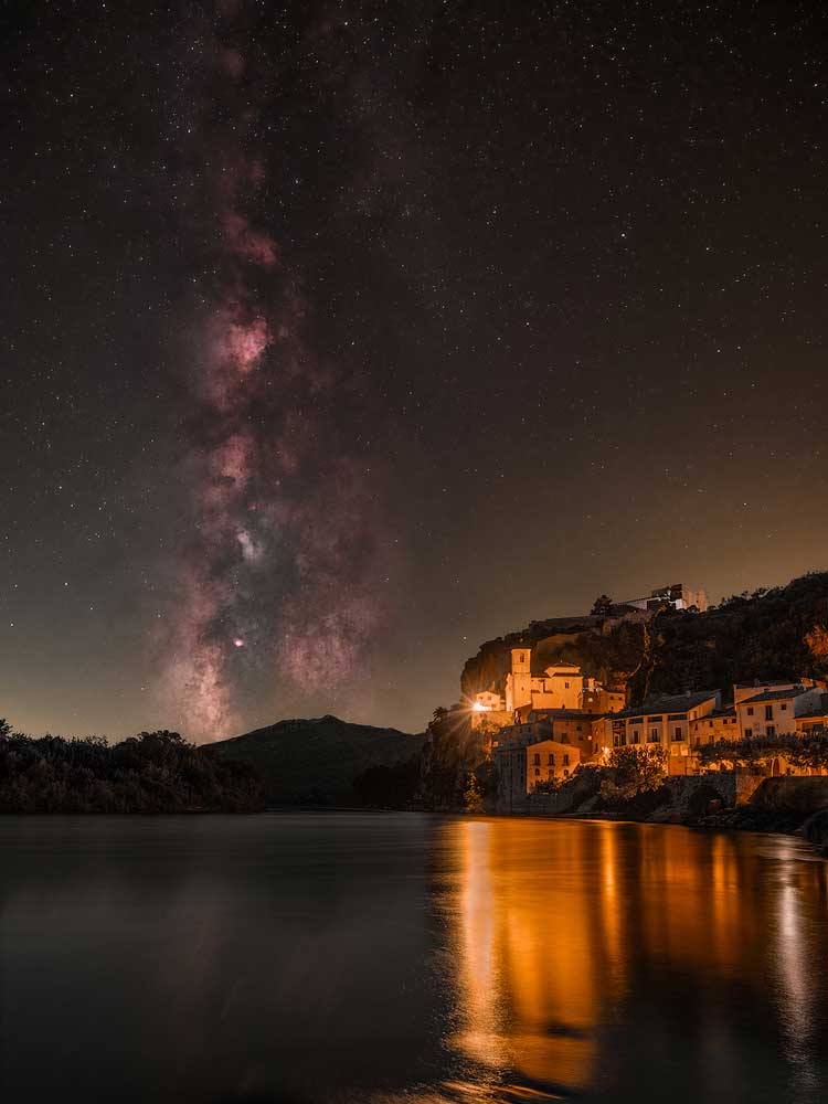 La Vía Láctea sobre el castillo de Miravet en una noche sin Luna