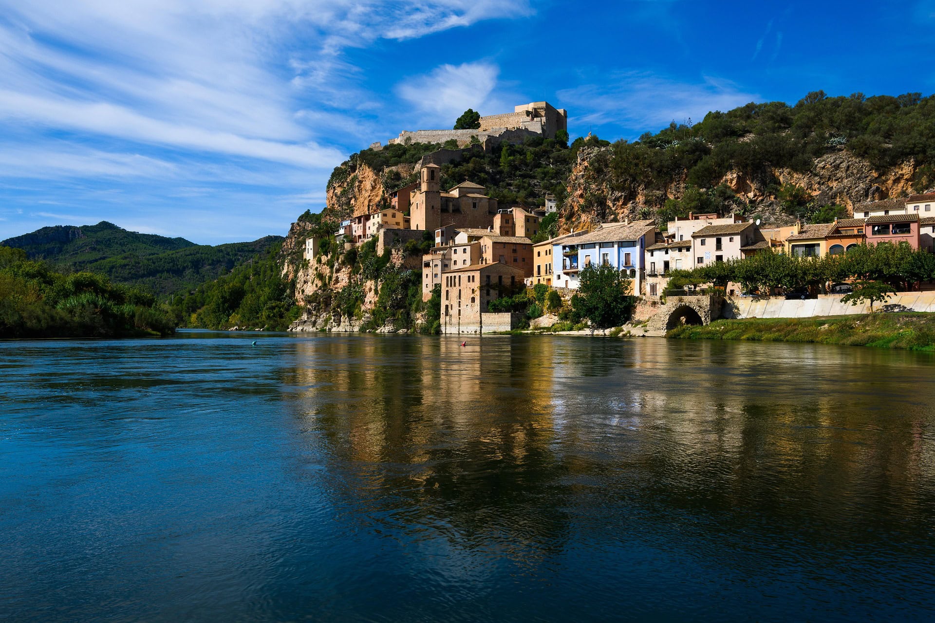 El castillo templario de Miravet sobre el meandro del Ebro